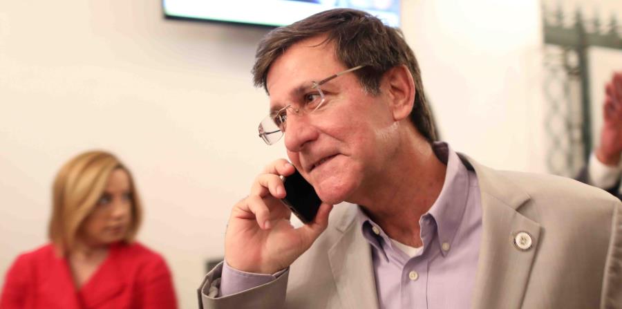 El secretario de Estado, Luis Gerardo Rivera Marín, atiende una llamada telefónica. (GFR Media) (horizontal-x3)