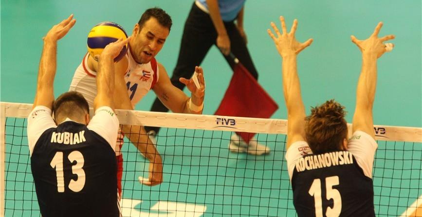 Maurice Torres remata ante el bloqueo de Michael Kubiak y Jakub Kochanowski. (horizontal-x3)