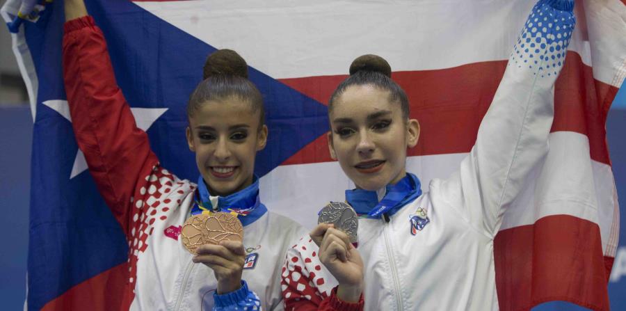 Giuliana Cusnier (izq.) y Ana Patricia Aponte muestran las medallas que capturaron en la gimnasia rítmica. (horizontal-x3)