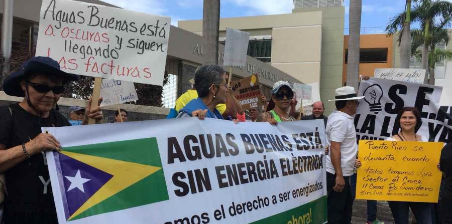 Los manifestantes cargaron pancartas que leían: “Reclamamos el derecho a ser energizados”. (horizontal-x3)