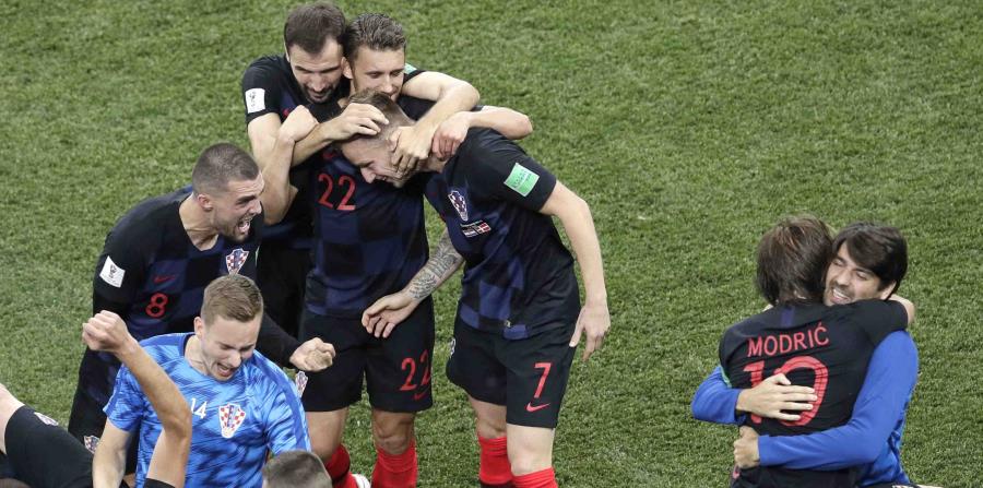 El portero de Croacia Danijel Subasic observa el gol conseguido por Mathias Jorgensen, de Dinamarca, en el minutos dos del partido. (AP) (horizontal-x3)
