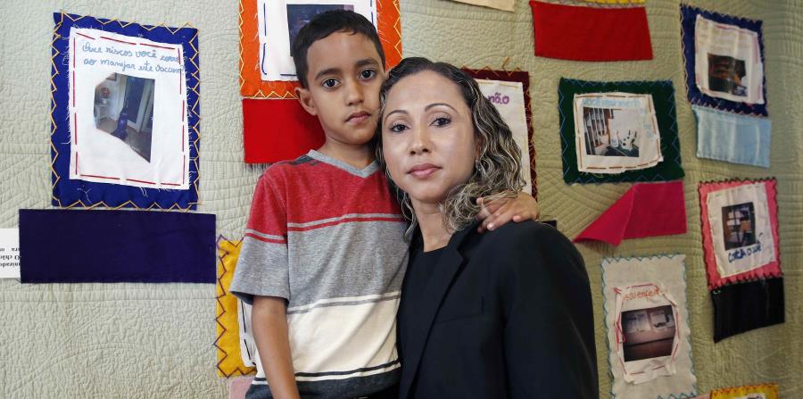 Una brasileña, quien pidió ser identificada solo por las iniciales W.R., posa al lado de su hijo A.R., de 9 años, tras una conferencia de prensa en el Centro de Trabajadores Brasileños en Boston. (AP) (horizontal-x3)