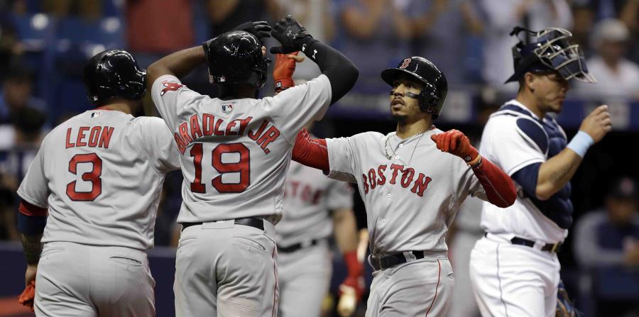 Mookie Betts celebra su cuadrangular de tres carreras con Jackie Bradley Jr. y Sandy León. (AP) (horizontal-x3)