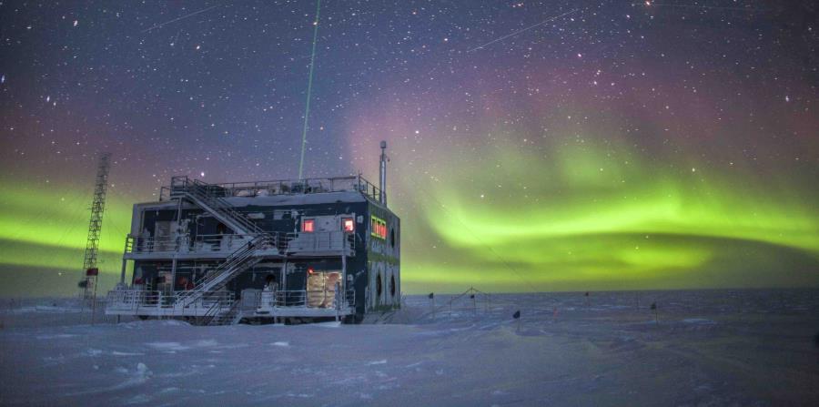 Auroras australes cerca del Observatorio de Investigación Atmosférica del Polo Sur en la Antártida (horizontal-x3)
