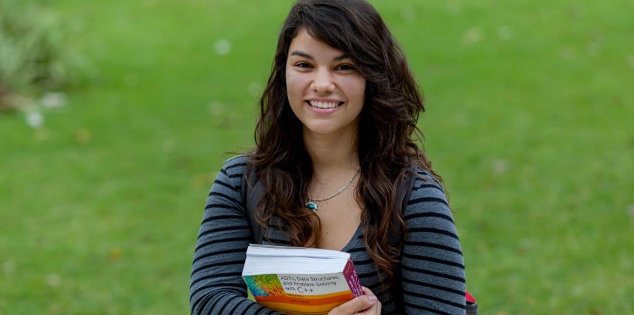 Cruz Hernández, estudiante de Ciencias Ambientales de la Facultad de Ciencias Naturales de la UPR-RP, aspira a realizar un doctorado en ecología de enfermedades. (horizontal-x3)