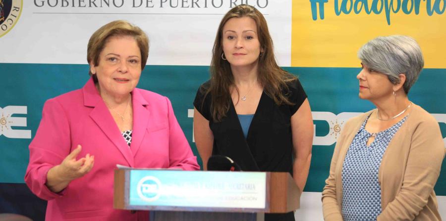 Desde la izquierda, Aida Díaz, presidenta de la Asociación de Maestros; la secretaria de Educación, Julia Keleher, y Gretchen Toledo, del sindicato de la Asociación de Maestros. (horizontal-x3)