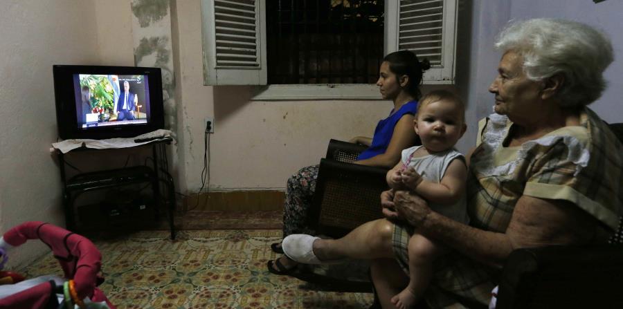 Dos mujeres ven la entrevista al presidente cubano, Miguel Diaz-Canel, de la cadena de televisión TeleSur, transmitida hoy, domingo 16 de septiembre del 2018, en La Habana (Cuba). (EFE) (horizontal-x3)