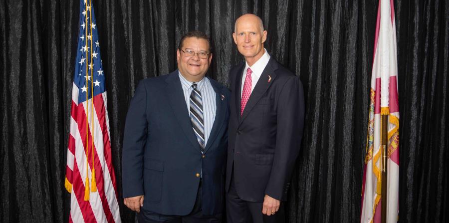 Ángel S. Urbina, de 47 años, (junto al gobernador de Florida Rick Scott) es el único hispano y puertorriqueño que persigue llenar la silla del Distrito 5. (Suministrada) (horizontal-x3)