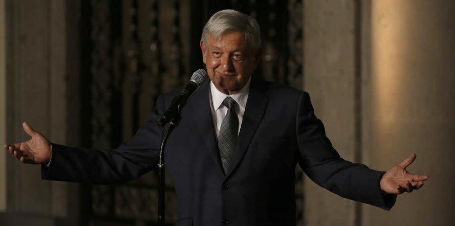 El presidente electo de México, Andrés Manuel López Obrador, conversa con la prensa. (horizontal-x3)
