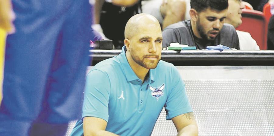 Jason, aquí mientras dirigía este año en la Liga de Verano de la NBA con Charlotte, es hijo del exjugador Richie Hernández. (horizontal-x3)