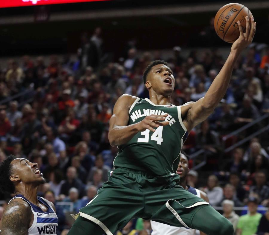 El delantero Giannis Antetokounmpo (con el balón), de los Bucks de Milwaukee, debe de continuar con su ascendente ejecución en cancha en su sexta campaña en la NBA. (AP / Charlie Neibergall) (semisquare-x3)