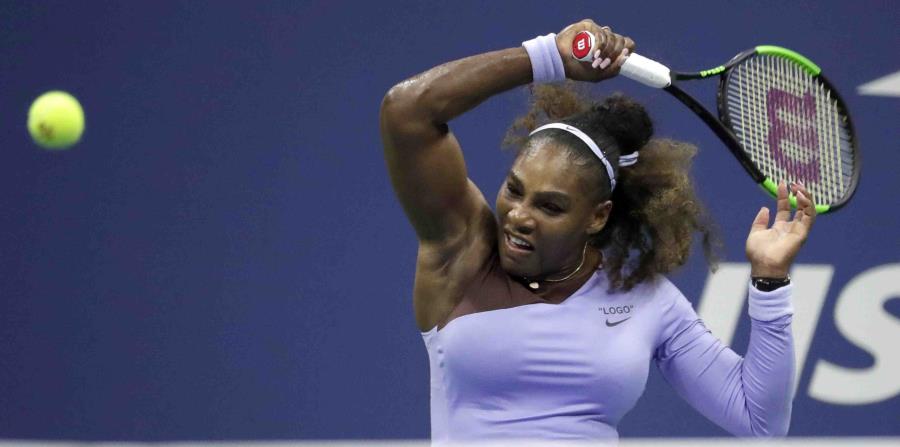 Serena Williams devuelve ante la alemana Carina Witthoeft en el partido de la segunda ronda del Abierto de Estados Unidos. (AP) (horizontal-x3)