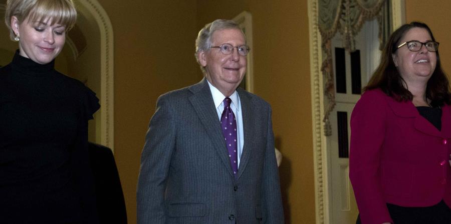 El líder de la mayoría republicana en el Senado, Mitch McConnell, se dirige al hemiciclo para la votación. (AP / José Luis Magana) (horizontal-x3)