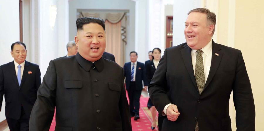 El presidente de Corea del Norte, Kim Jong-Un, y el secretario de Estado, Mike Pompeo, durante una de las reuniones que sostuvieron. (AP) (horizontal-x3)