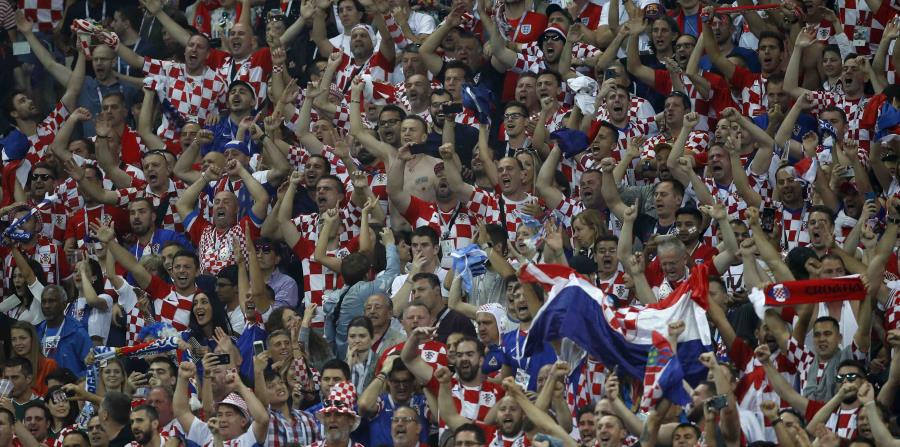 Fanáticos croatas en el partido semifinal entre Inglaterra y Croacia en el estadio Luzhniki en Moscú. (AP) (horizontal-x3)