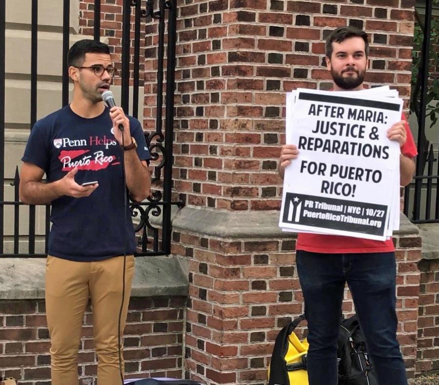El boricua Adrián Rivera Reyes, a la izquierda, participó en una manifestación, en Filadelfia, para reclamar atención hacia Puerto Rico tras el paso del huracán María por la isla. (Suministrada) (semisquare-x3)