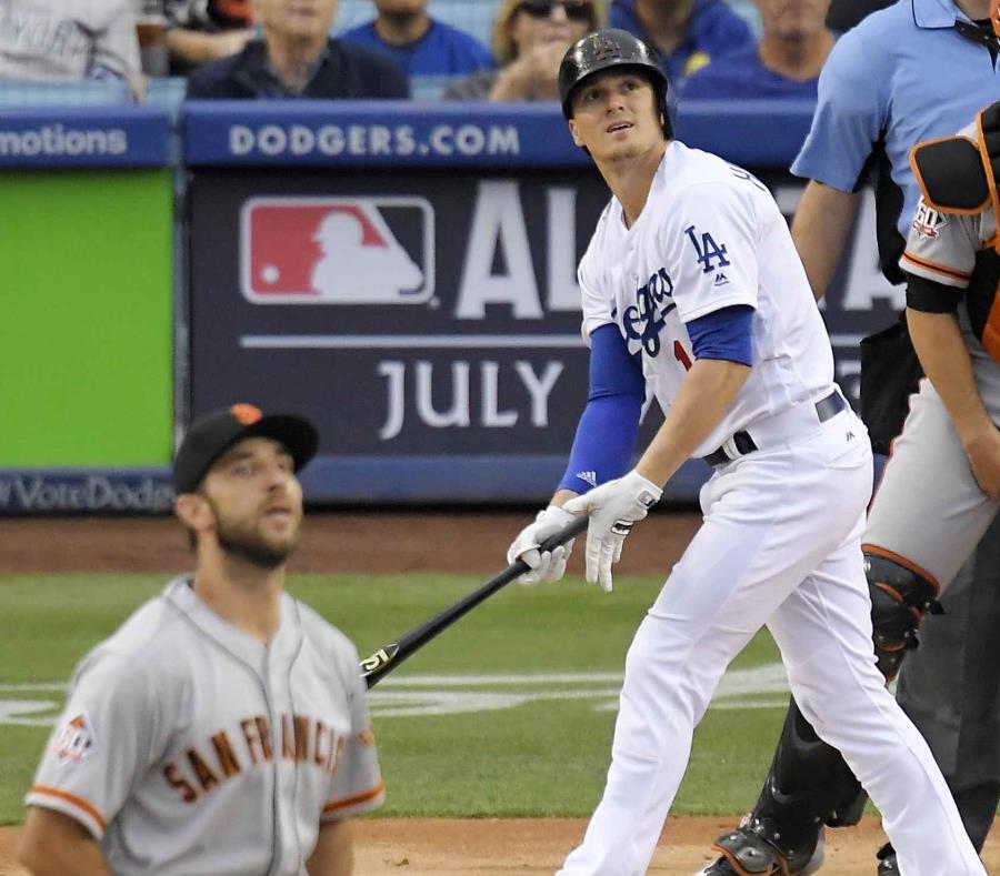 El puertorriqueño Enrique Hernández, izquierda, de los Dodgers de Los Ángeles, pega un jonrón de dos carreras ante los Gigantes de San Francisco. (AP) (semisquare-x3)