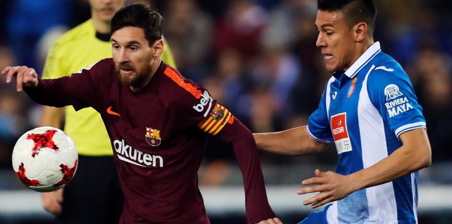 El delantero argentino del FC Barcelona Lionel Messi con el balón ante el defensa nicaragüense del Espanyol Óscar Duarte durante el partido de ida de los cuartos de final de Copa del Rey. (EFE / Alejandro García) (horizontal-x3)