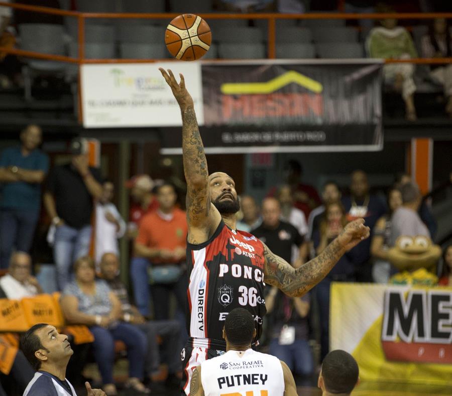 Peter John Ramos domina el balón durante el partido. (semisquare-x3)