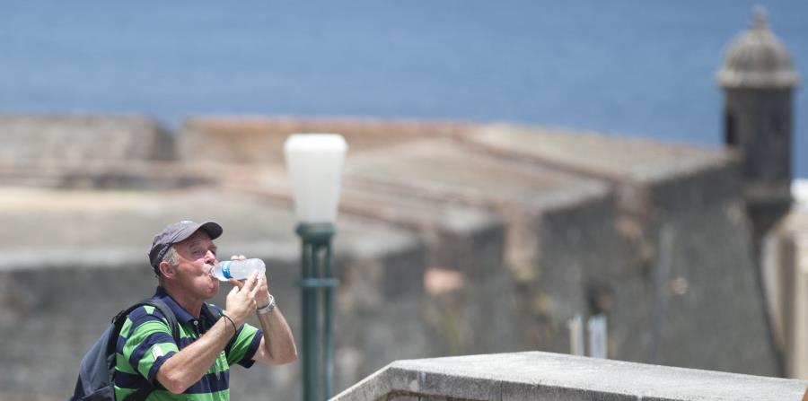 Un turista toma agua mientras camina por las murallas de El Morro. (GFR Media) (horizontal-x3)