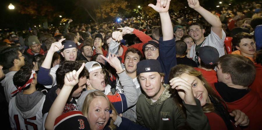 Miles de fanáticos se tiraron a la calle para celebrar el campeonato. (AP) (horizontal-x3)