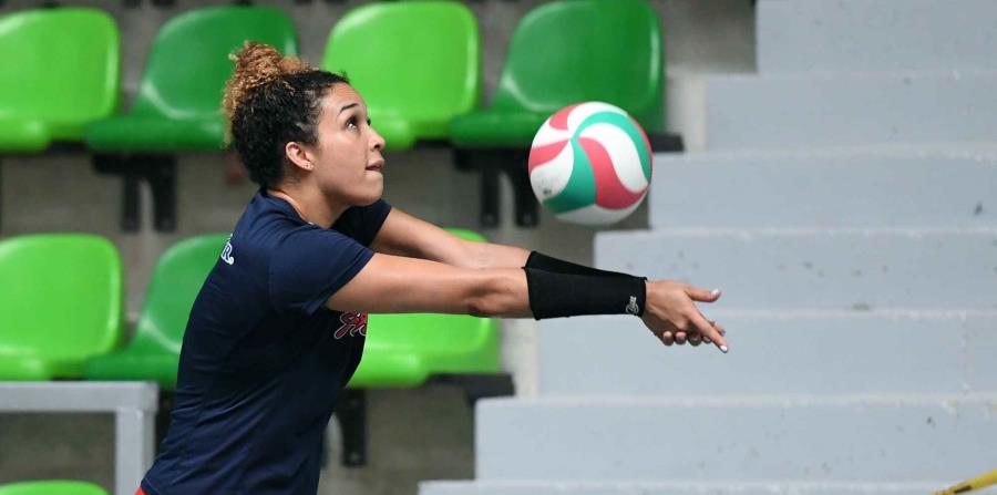 Daly Santana durante una práctica del Equipo Nacional de Voleibol Femenino en el Coliseo Humberto Parea, en Barranquilla, Colombia. (horizontal-x3)