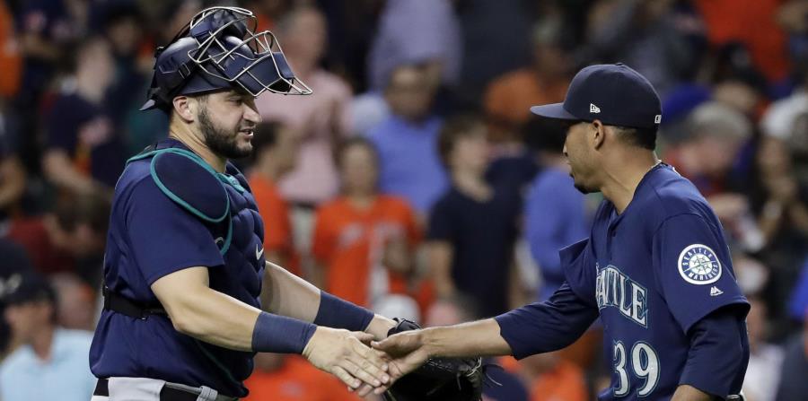 El receptor de los Marineros, Mike Zunino, saluda al boricua Edwin Díaz al concluir el partido ante los Astros. (AP) (horizontal-x3)
