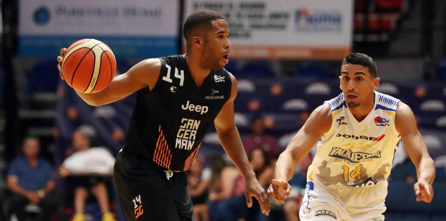 Gary Browne, con el balón, logró 18 puntos con seis asistencias en el revés de San Germán ante Bayamón. (david.villafane@gfrmedia.com) (horizontal-x3)