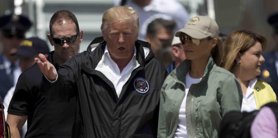 El presidente Donald Trump, junto a su esposa Melania, a su llegada a Puerto Rico tras el paso del huracán María. (horizontal-x3)
