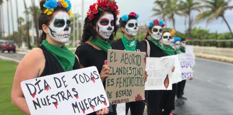 Vestidas todas de catrinas, hoy Día de los Muertos, llegaron al recinto. (horizontal-x3)