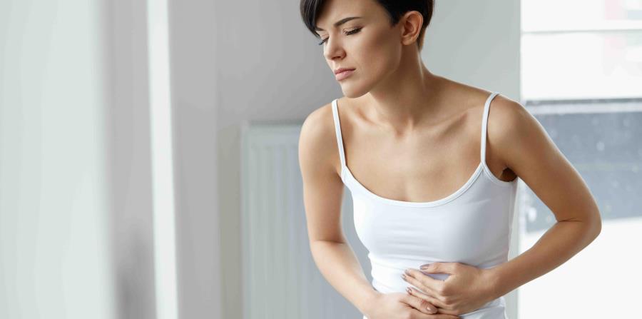 Mujer con dolor de menstruación (horizontal-x3)