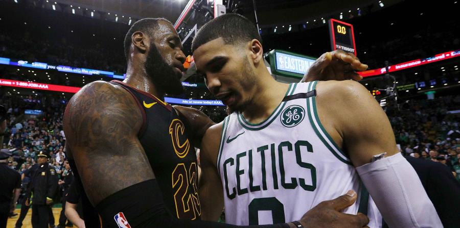 Le Bron James, de los Cavaliers de Cleveland, intenta darle ánimo a Jayson Tatum, de los Celtics de Boston, tras ser eliminados de la serie final de la Conferencia del Este. (EFE) (horizontal-x3)