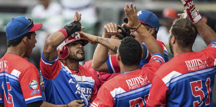 Jesmuel Valentín y los Criollos celebran el triunfo del miércoles contra Venezuela. (AP) (horizontal-x3)