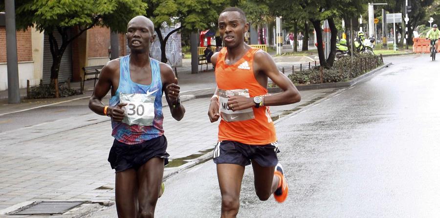 Joseph Kiprono (izquierda) sufrió varios golpes. (EFE) (horizontal-x3)