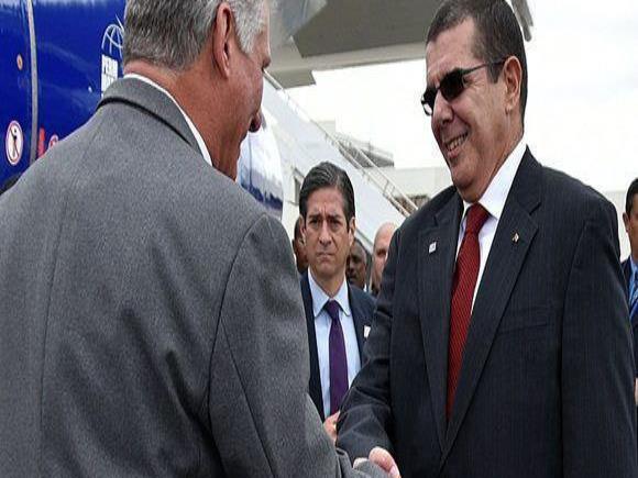 El presidente cubano, Miguel Díaz-Canel (izquierda), saluda al representante permanente de Cuba ante la ONU en Nueva York y embajador en Washington, José Ramón Cabañas, en La Habana. (EFE) (horizontal-x3)