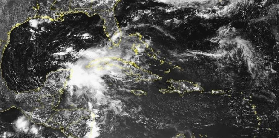 Imagen de satélite de la baja presión en momentos en que se encuentra sobre la Península de Yucatán. (Captura / NOAA) (horizontal-x3)