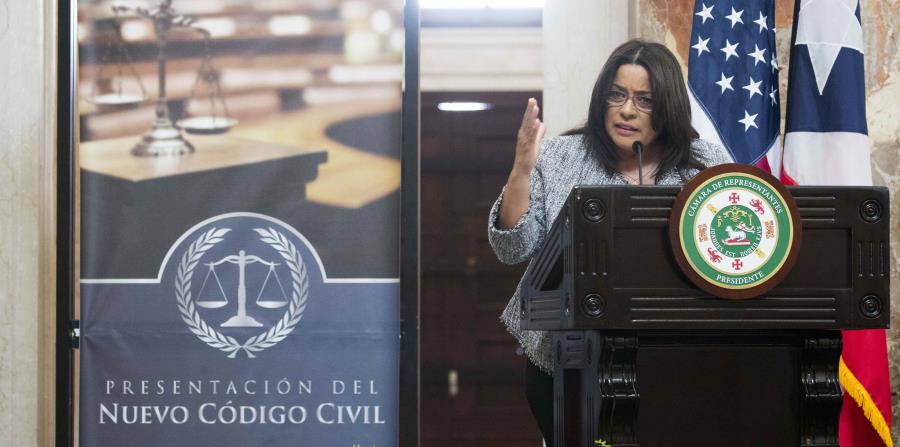 La presidenta de la Comisión cameral de lo Jurídico, María Milagros Charbonier, presenta el proyecto del nuevo Código Civil en la Rotonda del Capitolio. (horizontal-x3)