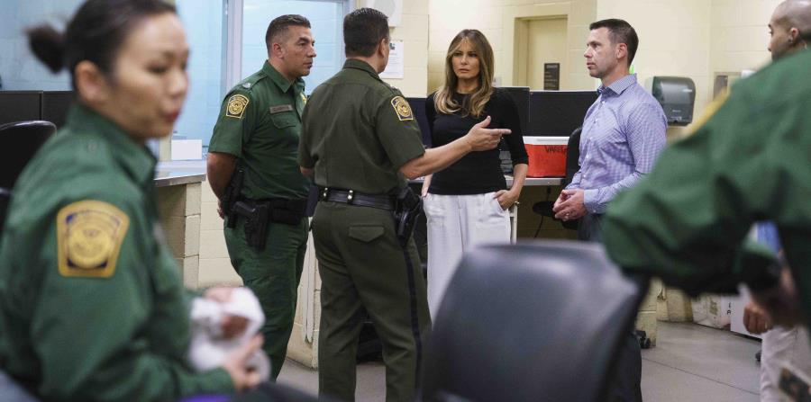 La primera dama estadounidense Melania Trump en una instalación en Tuscan. (AP) (horizontal-x3)