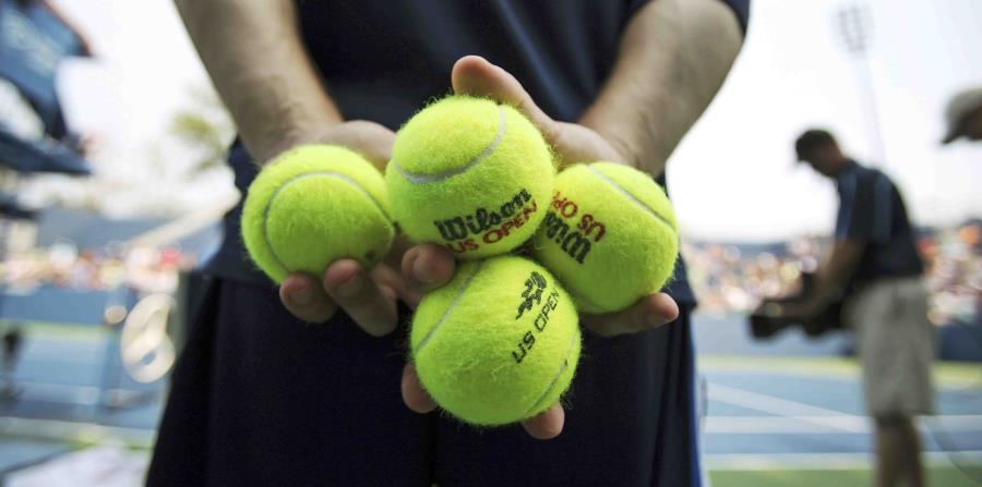 Un miembro del personal que recoge pelotas sigue las acciones de un partido del U.S. Open en Nueva York. (horizontal-x3)