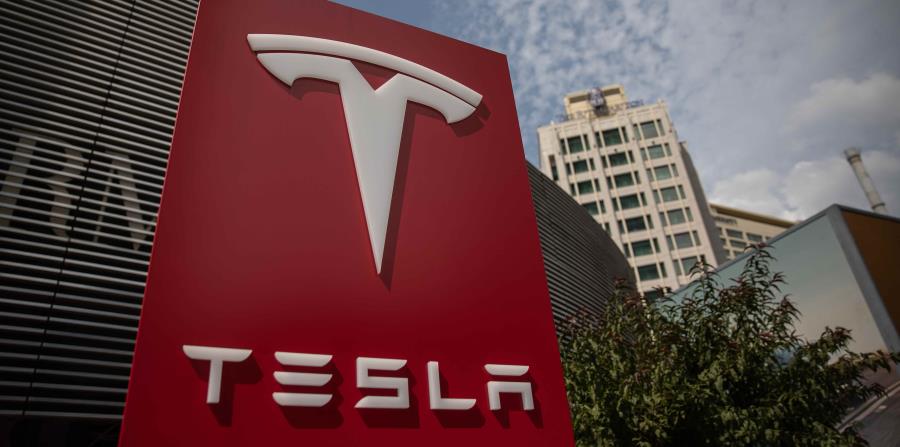 Vista del logotipo de la compañía estadounidense Tesla en su sede de Pekín, China. (EFE) (horizontal-x3)