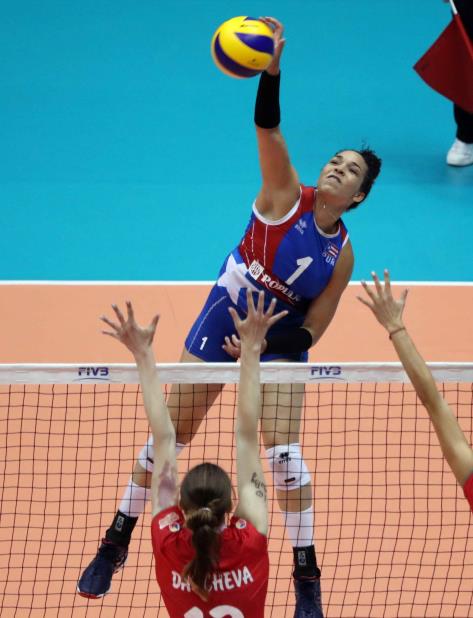 La esquina Daly Santana (rematando) es una de las integrantes de la Selección que participará en la XVII Copa Panamericana. (vertical-x1)