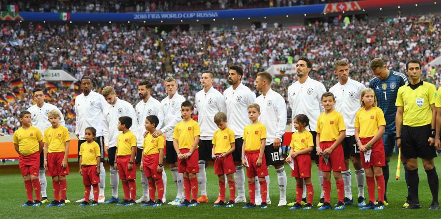 La niña puertorriqueña Emiliana (tercera desde la ezquierda) junto al futbolista alemán Timo Werner. (Suministrada) (horizontal-x3)