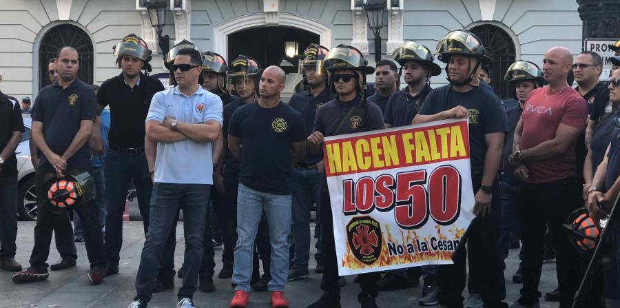 Los 45 bomberos realizaron ayer en la tarde una vigilia. (Betsy Ortiz) (horizontal-x3)