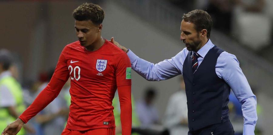 El técnico de Inglaterra Gareth Southgate acompaña a Dele Alli después de reemplazarlo con Ruber Loftus-Cheek durante el duelo del Grupo G del Mundial 2018 ante Túnez. (AP) (horizontal-x3)