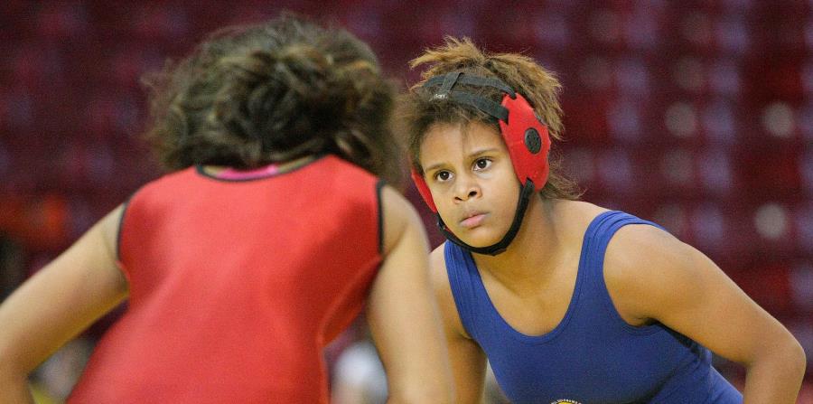 Andribeth Rivera (de azul), campeona panamericana en los 59 kilogramos, abrió el jueves su participación con una contundente victoria sobre la búlgara Tatsiana Paulava. (Suministrada) (horizontal-x3)