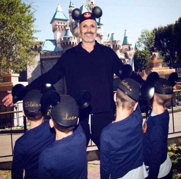 En abril de 2017 Miguel Bosé publicó en sus redes sociales esta foto junto a los cuatro niños que ha identificado como sus hijos. (Instagram) (semisquare-x3)