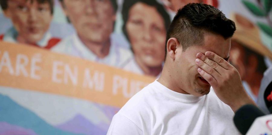En esta fotografía de archivo del 25 de junio de 2018, Christian, de Honduras, narra cómo lo separaron de su hijo en la frontera, durante una conferencia de prensa en la Casa de la Anunciación en El Paso, Texas. (AP) (horizontal-x3)