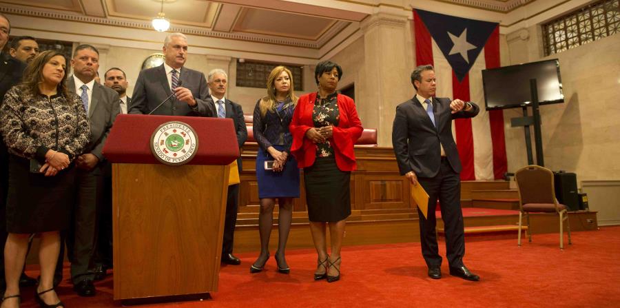 The president of the Senate, Thomas Rivera Schatz, and his coreligionists during the caucus in which Senator Miguel Romero's proposal was discussed. (horizontal-x3)