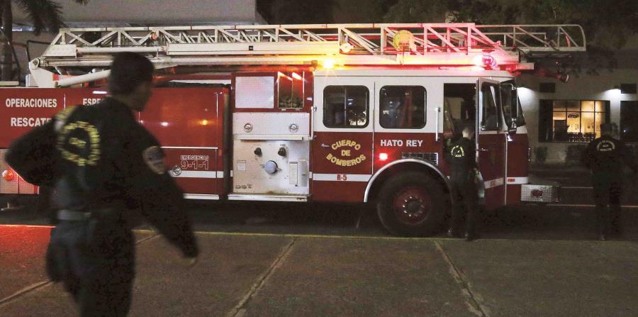 Preliminarmente, se piensa que el fuego comenzó en el techo del almacén César Castillo. (GFR Media) (horizontal-x3)
