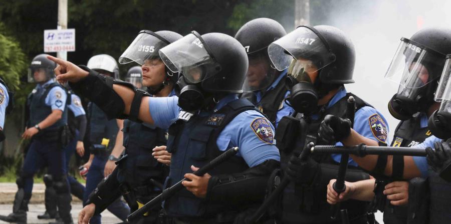 En la foto efectivos de la Policía durante las protestas del Paro Nacional en 2017 (horizontal-x3)